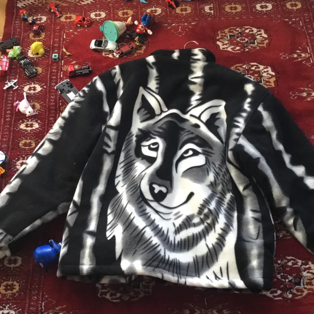 Säljer min unik vintage unisex tröja som är i mycket bra skick och passar till allt.jackan är foradrat och har tiger på båda siden. Finns fler bilder . Hoodies.