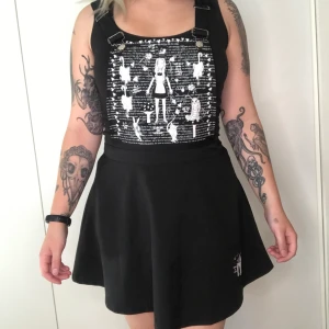 Hängsle klänning  - Alice i underlandet hängsle klänning från jawbreaker. Endast använd ett fåtal gånger. Storlek XL men är mer som M/L Kan mötas i Stockholm 