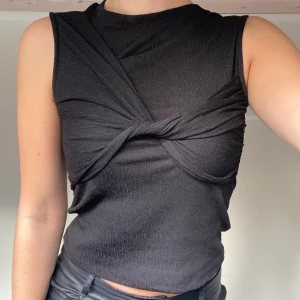Topp strl 36  - Svart topp från H&M i storlek 36. Jättefint basplagg med lite roligare utseende. Bra skick!🖤