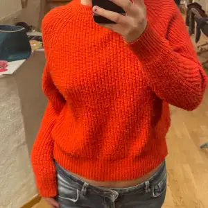 Så mysig och skön stickad tröja!! Perfekt nu till höst och vinter. Jätte härlig orange/röd färg. 🥰