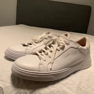 Strömberg Sneakers Storlek 44 - Har använt dessa några gånger. Haft dem i  1 år. Snygga på sommaren tillsammans med  linnebyxor och en vit t-shirt. Skick 8/10