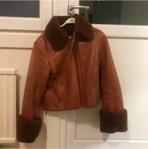 Skinnjacka  - Extremt snygg skinnjacka med pålsdetaljer. Håller dig varm om vintern. Är en storlek S. Behöver skiljas från den pga flytt, pris kan diskuteras vid snabb affär ❤️