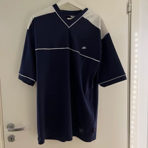 Nike - Supersnygg T-shirt från Nike i träningsmaterial 