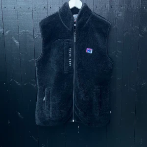 Väst  - Fluffig väst perfekt till hösten🖤Lite längre i modellen då den är köpt på herravdelningen. Fåtal gånger använd.