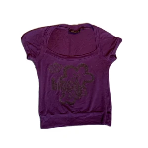 Lila t-shirt - Snygg lila t-shirt med glitter-tryck. Lite croppad. Passar S/M