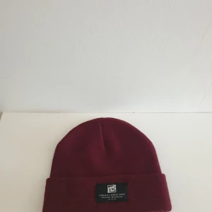 New Soul Mössa - Använd vid ett tillfällen. Beanie/Mössa I vinröd från New Soul. 