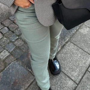 Vila byxor storlek 38 - Gröna Vila byxor som endast är testade en gång. Frakt inkluderat i priset!