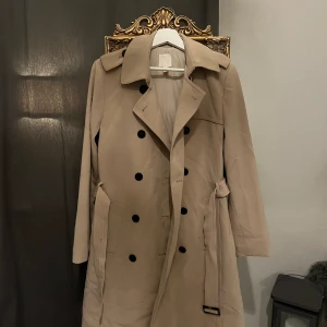 Kappa från H&M - Beige kappa från H&M. Använd men i fint skick. I storlek 38.  Köparen står för frakten💕