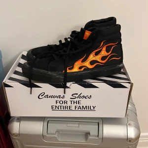 Vans WTAPS x Sk8 Hi LX 'Flame' Orange Skate Shoes (SNKR) VN0003T0UA3 - Helt oanvända Vans WTAPS US12 pris på dessa just nu ligger på 3000 kr på marknaden.