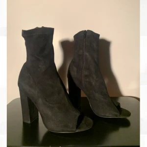 Högklackade med öppen tå - strl 37/38 - Högklackade i mockaimitation med öppen tå. Passar en 37:a/liten 38:a. Klack 10 cm. ✨