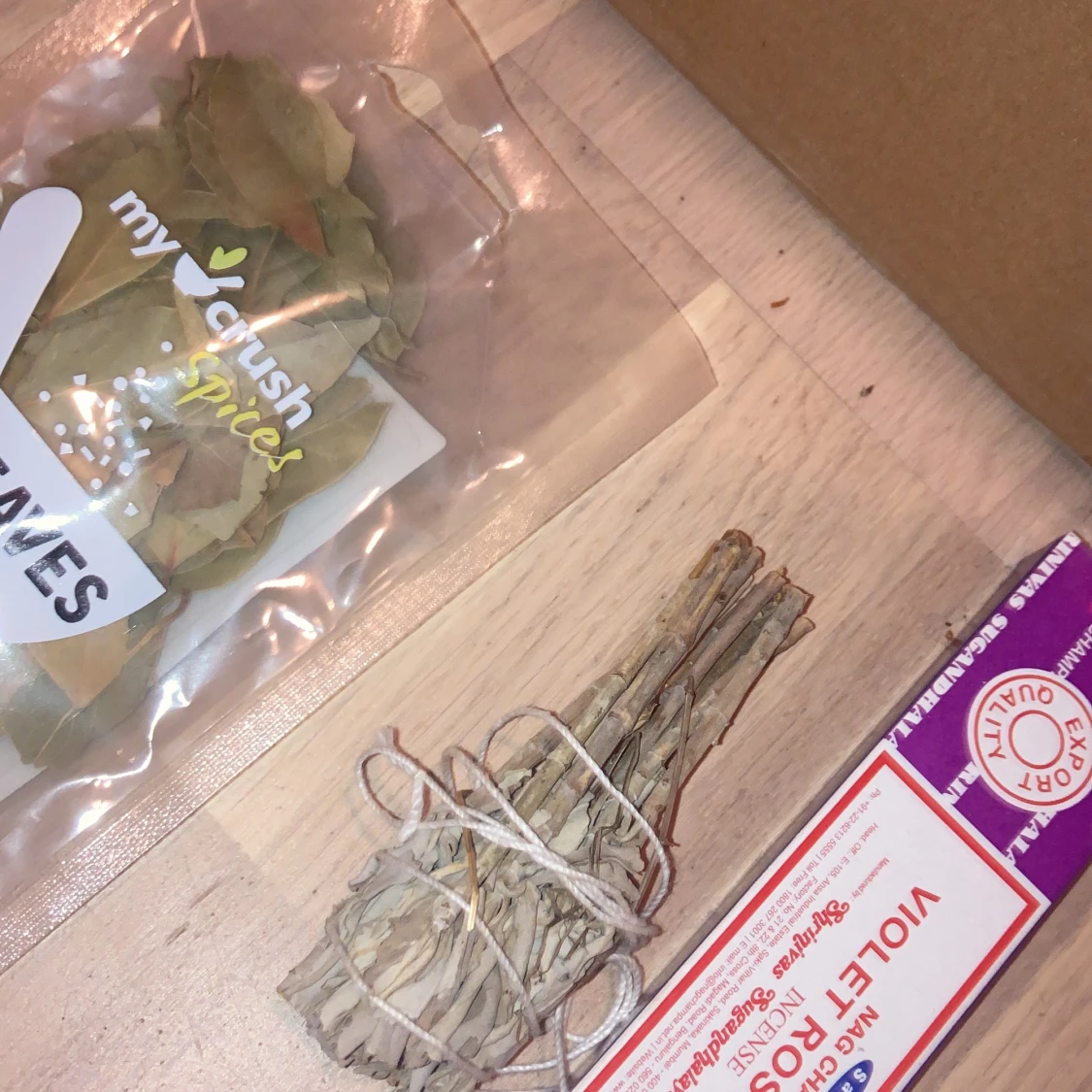 hejj! Säljer ett kristall kit (kristall grejer ig) rökelser ,bay leaves , spells osv - 91