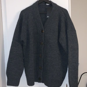 Dsquared2 Over Cardigan L - Fick den i present då den är för stor för mig. Aldrig använd och i nyskick. (Ordinarie pris ca 5000-6000kr) pris diskuteras. Villig att gå ner i pris.