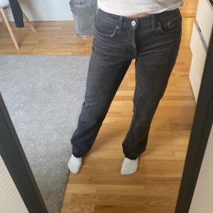 Svarta Zara jeans - Superfina zara mid rise jeans som tyvärr inte kommer till användning längre💓 Jag har dragit upp sömmen där nere och sytt över för att de ska passa mig som är 170 bättre! Dom är i superbra skick 