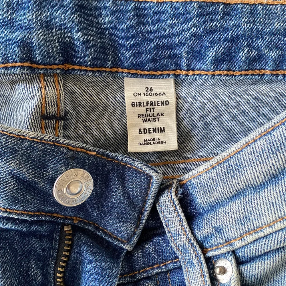 Jeans från H&M (girlfriend fit, regular waist) storlek 26/32 / xs . Jeans & Byxor.