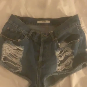 Shorts - Säljer jeansshorts från bikbok då dom är för små, de är köpta 2019 och är i strl xs!