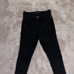 Jeans - Ett par svarta jeans ifrån Bikbok i storlek L. Inga fläckar eller som helst defekter