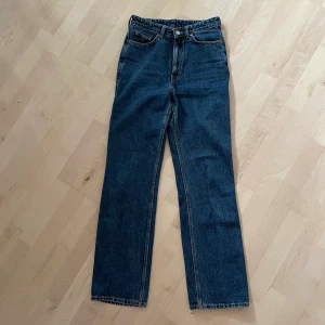 Jeans  - Jeans från weekday i bra skick men som tyvärr inte kommer till användning! Passar stl XS-S beroende på hur man vill att de ska sitta! 