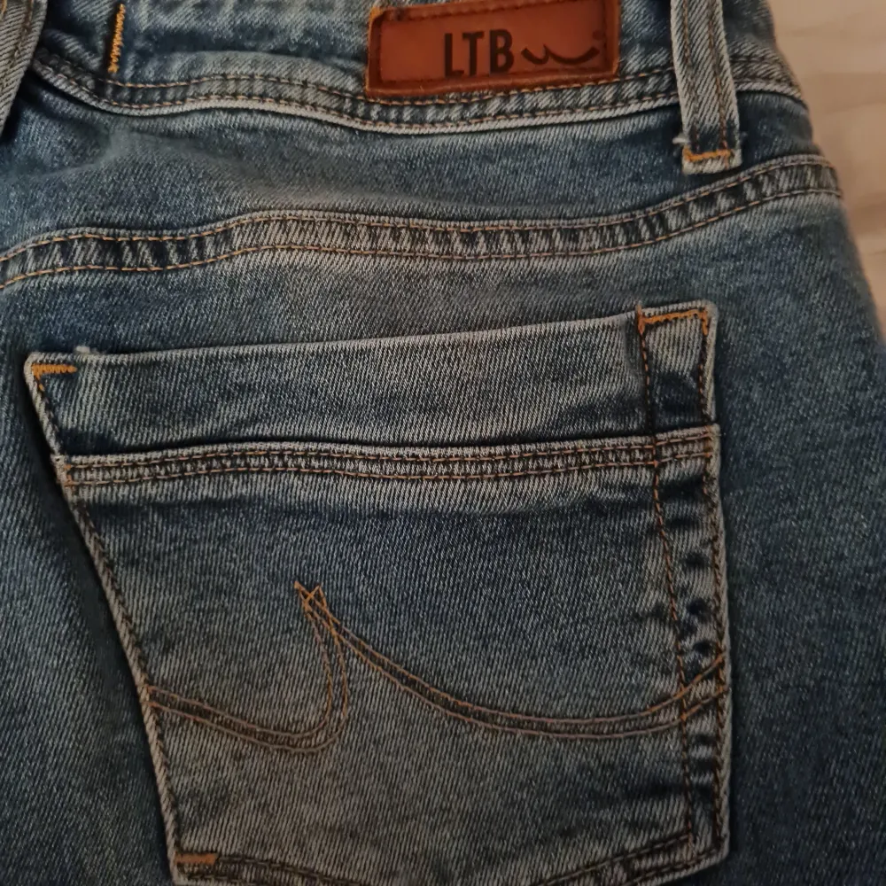 Säljer nu mina lågmidjade ltb jeans stl 28/32 Använda en gång och slutsålda på hemsidan i denhär storleken Köpta för 650 men säljer för 350+frakt💗💗. Jeans & Byxor.