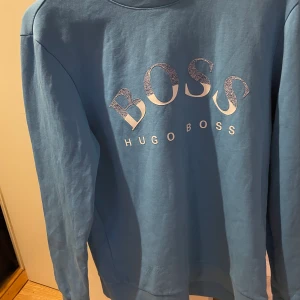 Hugo Biss sweatshirt  - Säljer ljusblå Hugo Boss sweatshirt.  Storlek M men passar även storlek S.  Använt endast i 2 veckor, bra skick. 