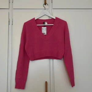 Stickad tröja  - - Kort stickad tröja  - Oanvänd - Storlek M