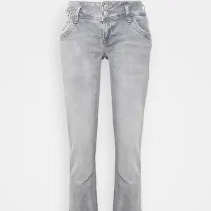 Helt oanvända ltb jeans som ja säljer för att jag köpte 2 storlekar💞 köpta för runt 650kr. Säljer för 500💞!DE FINNS KVAR!