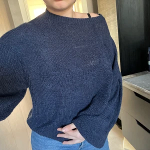 L.O.G.G stickad tröja  - Helt nytt skick, aldrig använd. Passar nu till höst/vintern med alla byxor. 