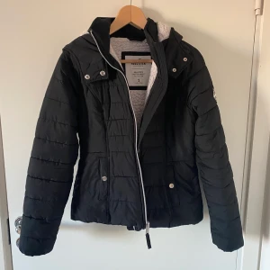 Hollister Jacka - Hollister fodrad vinterjacka i storlek S.🖤