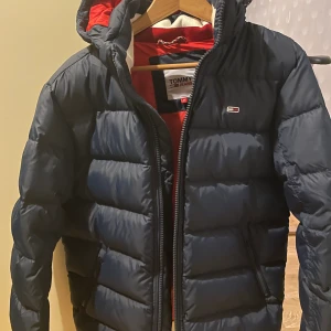 Tommy Hilfiger - Säljer Tommy Hilfiger jacka. Perfekt för vintern, varm.  Storlek M passar även S.  Köpt för 2000  Använt endast 2 gånger.  För fler frågor kom DM.