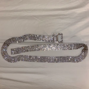 Glittrig bälte med diamanter - Oanvänd bälte från H&M som har mått 1 meter. Väldigt fin accessoar som spicar upp outfiten😍🥳 