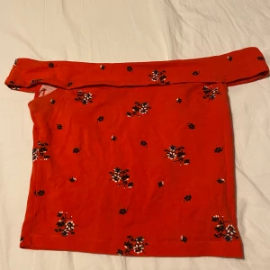 Sommar topp - En super fint offshoulder topp från Bikbok❤️ ord pris 99! hara bara använts några gånger!  