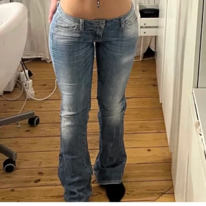 Lågmidjade jeans - Köpte på Plick  för 800 men de passar inte, de två första bilderna är från förra ägaren skriv privat för fler bilder