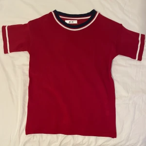 Röd t-shirt - Oanvänd t-shirt. Den sitter rätt så comfy på mig (storlek 34) och är inte tajt. Skulle nog passa S-M. Köparen står för frakt.