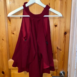 Vin röd topp från Shein - Jätte fin Vin röd topp blus från Shein (fick i present aldrig använt) storlek XS