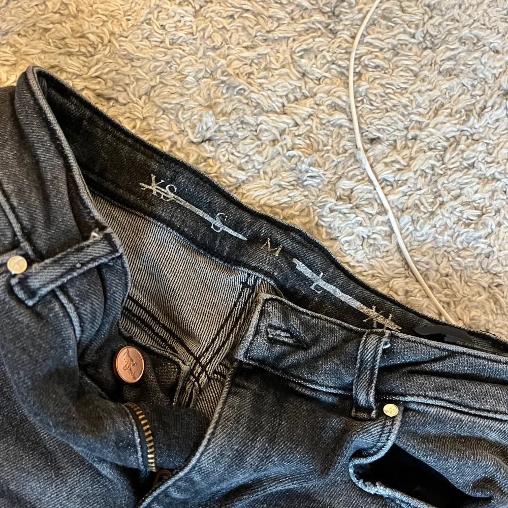 Grå jeans storlek M från bik bok💘. Jeans & Byxor.