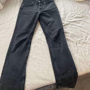 Säljer mina svarta/gråa jeans från Zara modell mid straight, kommer inte till användning!💞 Pris kan diskuteras & skriv för fler bilder.☺️