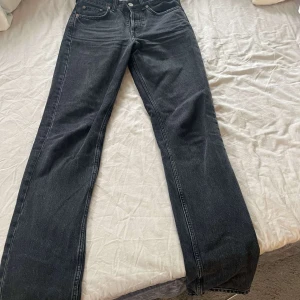 mid straight jeans från zara storlek 34 - Säljer mina svarta/gråa jeans från Zara modell mid straight, kommer inte till användning!💞 Pris kan diskuteras & skriv för fler bilder.☺️