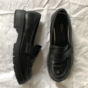 Svarta loafers - Svarta loafers, så fina till hösten!!!<3 slitet skick med några defeketer(skriv för bilder) 