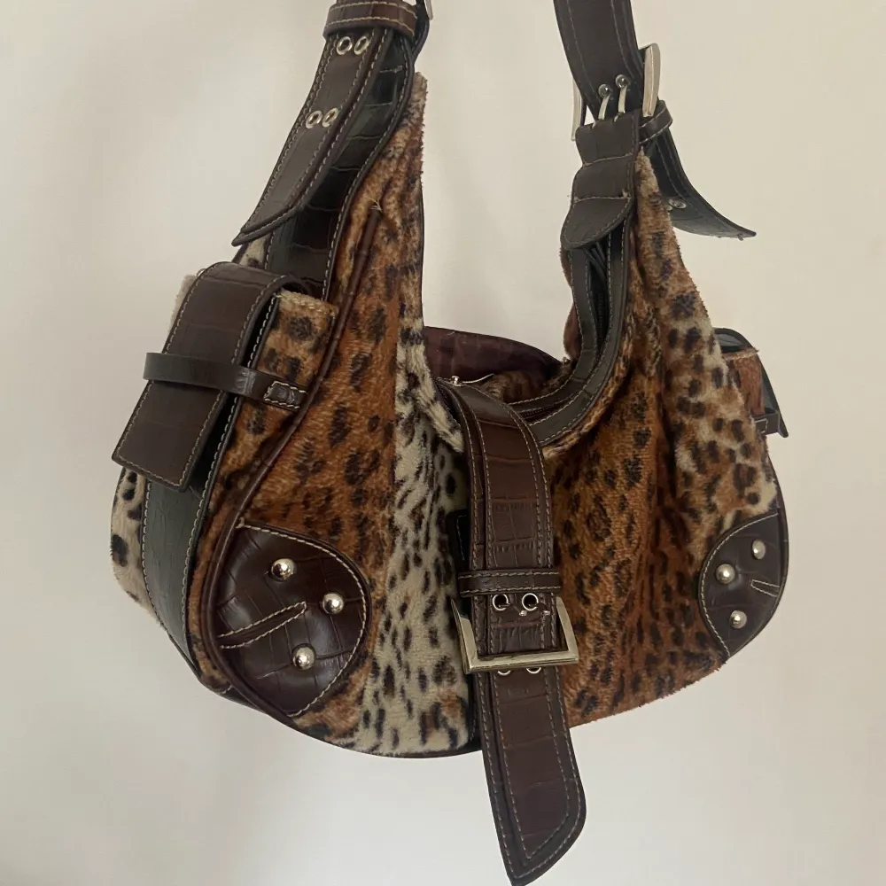 Leopard väska🐆🐆💋 Med massa fina detaljer som man bär över axeln❤️‍🔥❤️‍🔥❤️‍🔥. Väskor.
