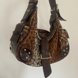 Leo väska - Leopard väska🐆🐆💋 Med massa fina detaljer som man bär över axeln❤️‍🔥❤️‍🔥❤️‍🔥