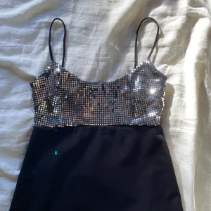 Klänning  - Klänning köpt på asos💕 perfekt till festliga tillfällen. I nyskick 