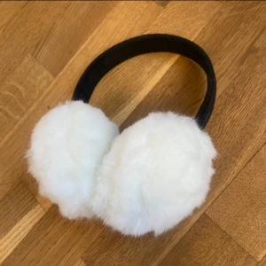 Öronmuffar - Öronmuffar, perfekt nu till höst och vinter, vita och fluffiga🤍🤍🤍