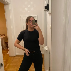 Svart t shirt - Svart t-shirt i storlek S