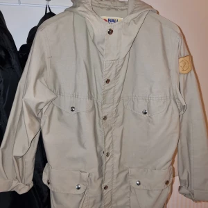 Fjällräven jacka  - Köpt på vintage. Står storlek 42 i. Jag är 174 lpng och bär S i kläder. 