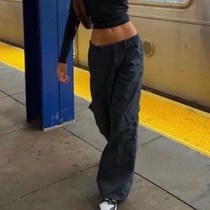 Urban outfitters cargo pants - Säljer ett par så snygga cargo pants (helt nya!!!) som är lowrise. Aldrig använda, passar perfekt till vardags och fest🥰 Säljer endast pga fel storlek. orginalpris 750, passa på att slå till!! (Obs lånade bilder)🥰🌟💖💕