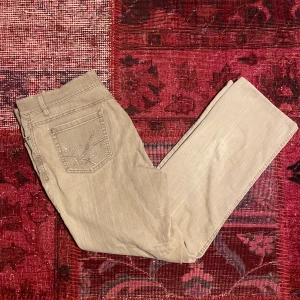 Zeeres jeans - Tvär feta fadead beige jeans med rhinestone/pärlor på baksidan, dom är i sjukt bra skick och har en perfekt passform som är straight leg men ändå baggy (skriv för mer info!!)