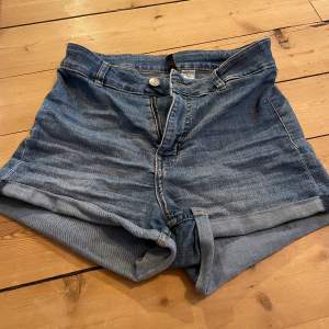 Ett par helt vanliga högmidjade jeansshorts köpta på hm. Storlek 38, sitter som en small. 