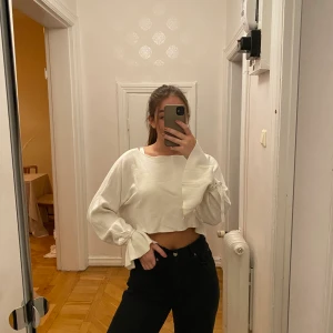 Tjocktröja croppad - Croppad tjocktröja i vit med snören i ärmarna. Har älskat denna så mycket men används inte lika mycket längre 🥹