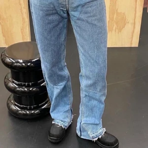 Vintage Reworked Levis  - Vintage Levis 501. Wetdog Reworked Levis doubleknees. Nypris 3500 kr Säljer då de inte passar mig längre. Kan skrädda de kortare eller längre i midjan samt längden åt er, men det kostar lite extra.