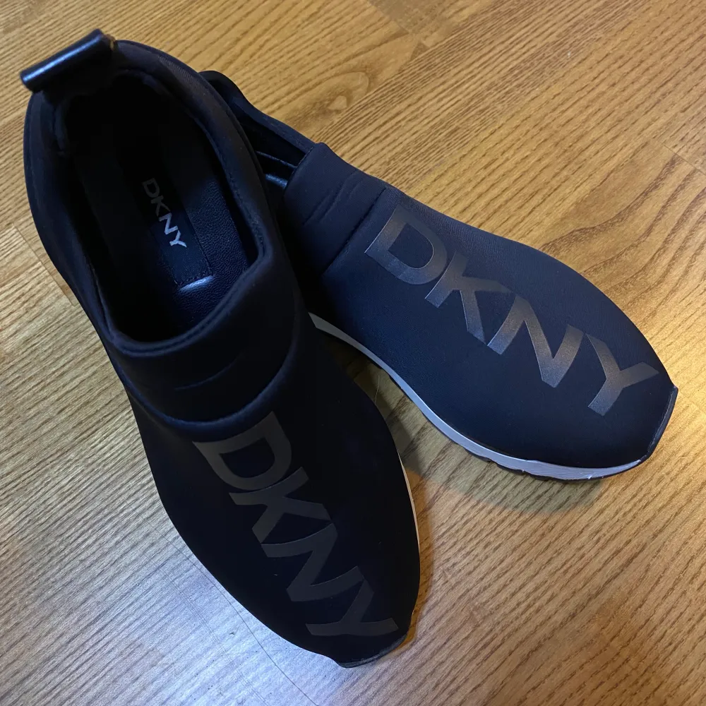 DKNY svarta skor, storlek EU36, köpt för 1095kr men säljer för 790kr (kan diskuteras), aldrig använd pga att det var liten för mig, provat en gång.. Skor.