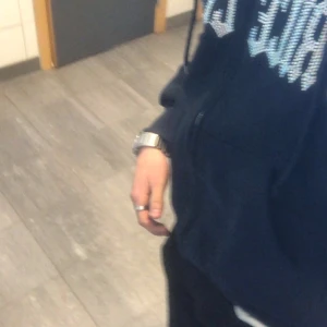 Priceless - Galet skön mörkblå Rhinestone Zip-Hoodie från Priceless! (Priceless.trends på Instagram) Säljer den då storleken inte passar mig (S) Köparen står för frakten, kan dock mötas upp i Kristianstad. Skriv privat vid frågor eller intresse!